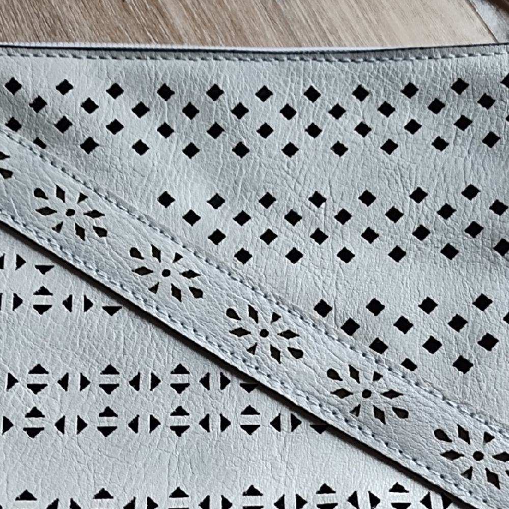 Elegant Cream Crossbody Bag - Picture 2 of 4